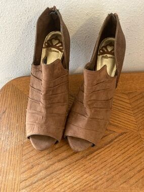 FERGALICIOUS by Fergie Peep Toe Brown Platform Heels (9.5)